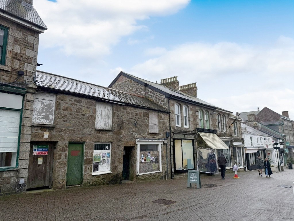 Lot: 166 - FREEHOLD COMMERCIAL BUILDING WITH PLANNING FOR RE-DEVELOPMENT - Front elevation with view down street
